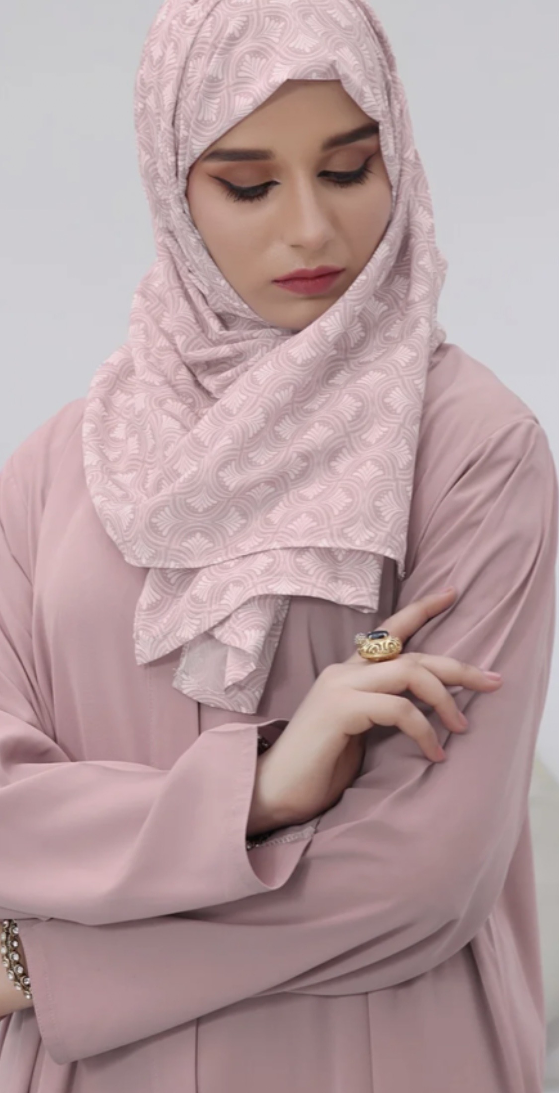 Raqeeq Silk Abaya - Image 2